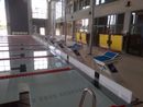 Wysoki słupek startowy z wyświetlaczem i platformą